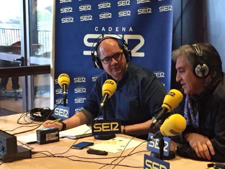 En primer término, José Luis Corral, durante un programa de SER Historia emitido desde Sos del Rey Católico, junto a Nacho Ares 