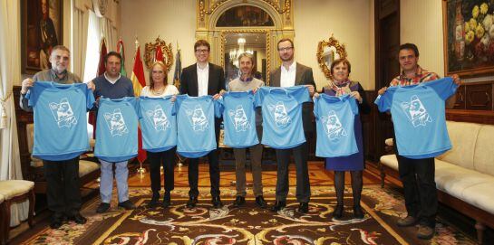 Los Grupos Políticos del Ayuntamiento con la camiseta.