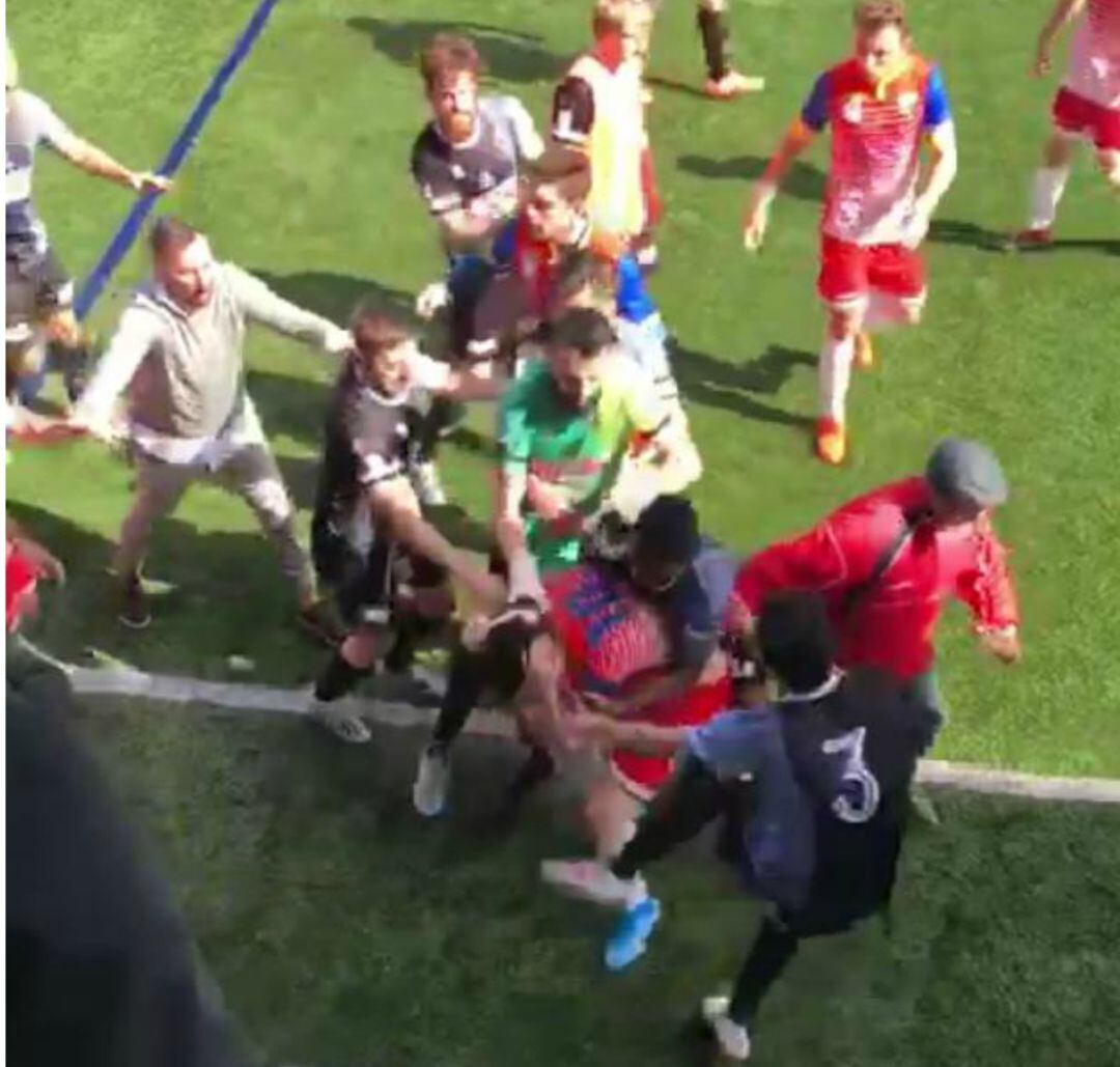 El partido se suspendió por esta pelea entre jugadores