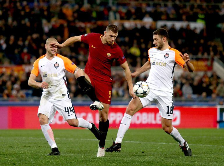 Dzeko pugna por la pelota con Ordets 