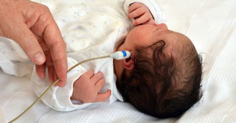 Prueba de hipoacusia a un bebé.