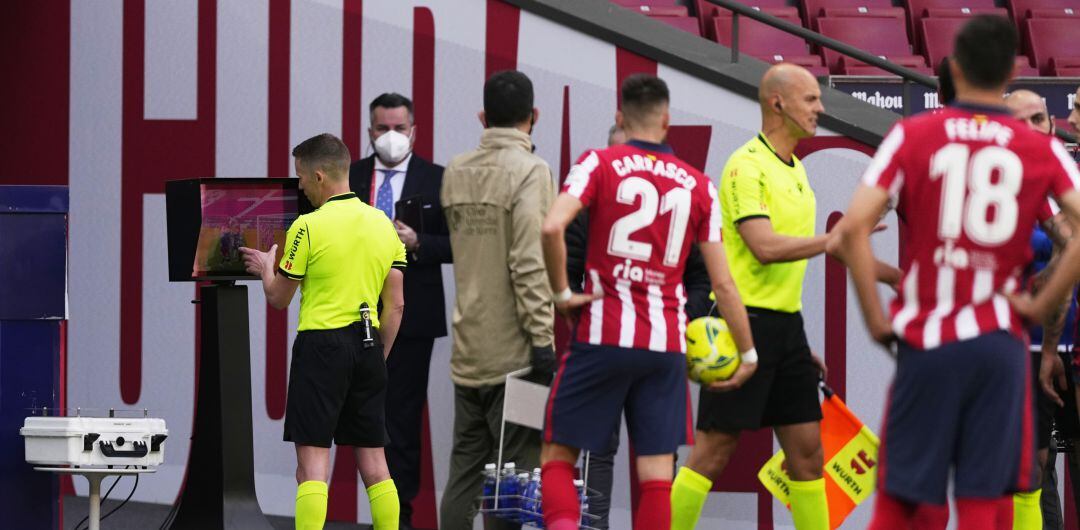 Hernández Hernández revisa la acción de la mano de Felipe en la pantalla