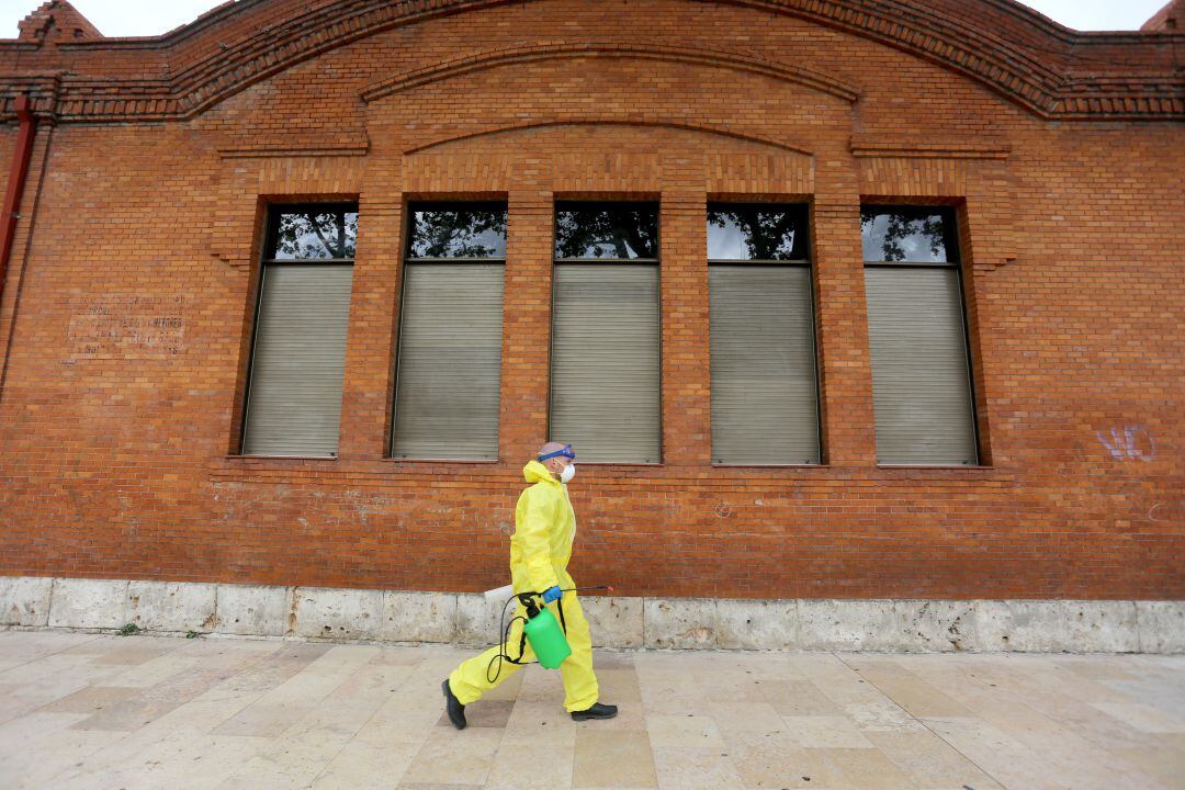 Labores de desinfección en la residencia en una imagen de archivo