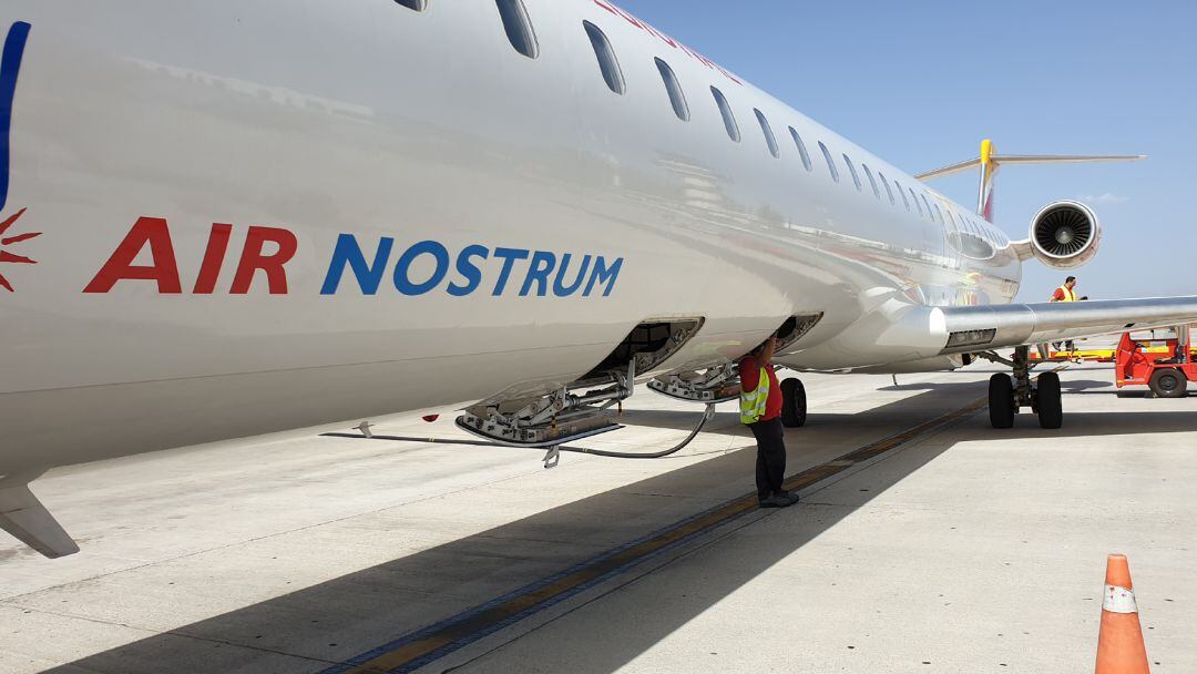 Avión de Air Nostrum en el aeropuerto de Granada