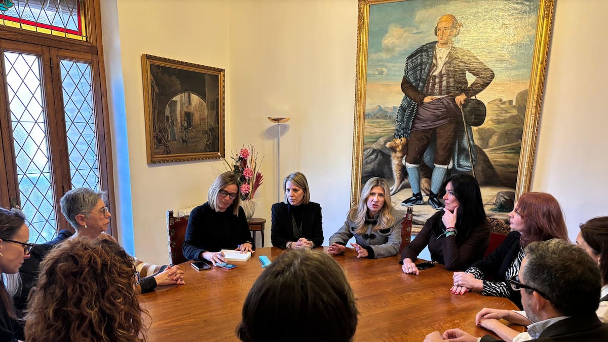 Mar Vaquero muestra su apoyo a las empresas afectadas por el desalojo en la plaza Santa Clara de Huesca