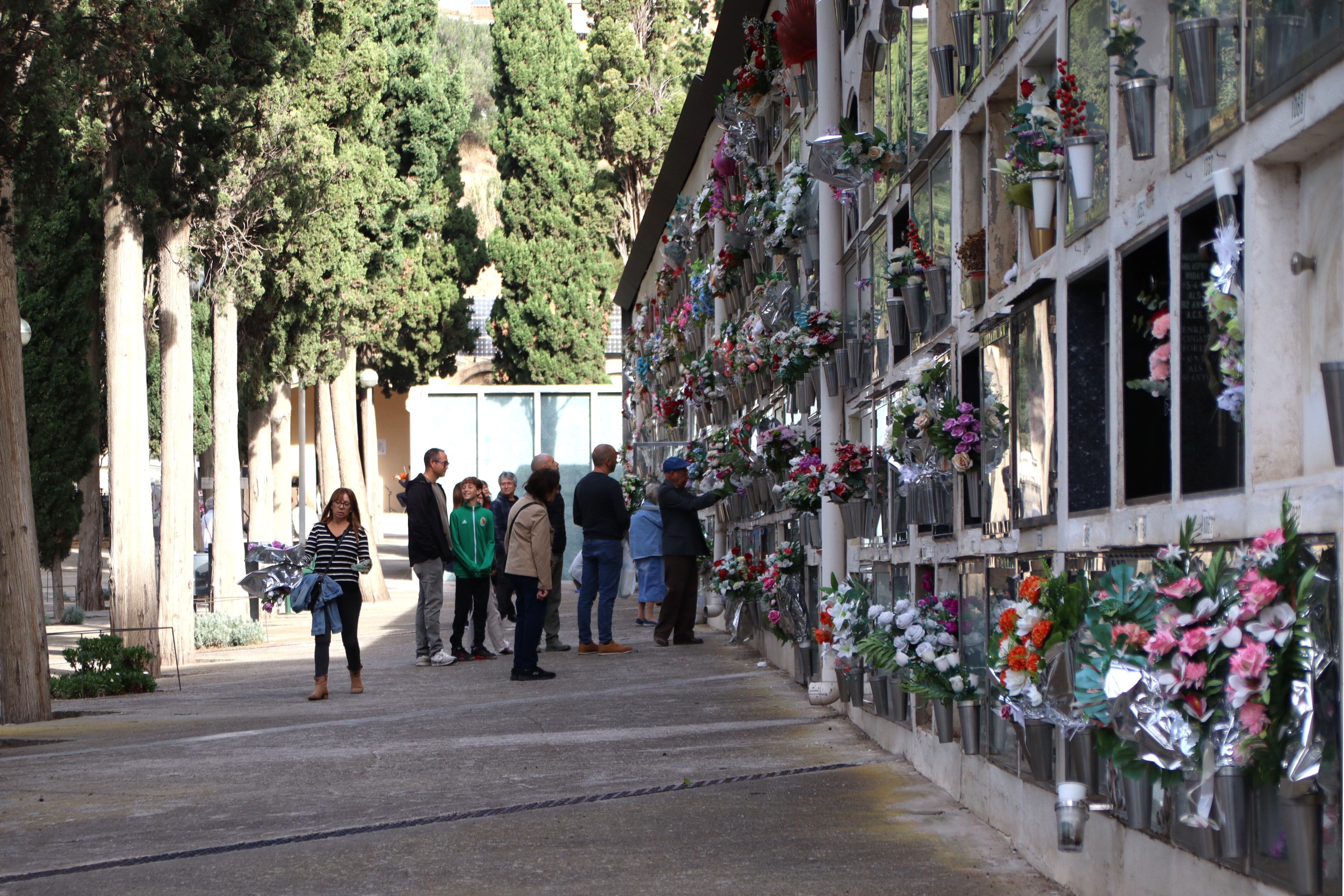Familiars al cementiri