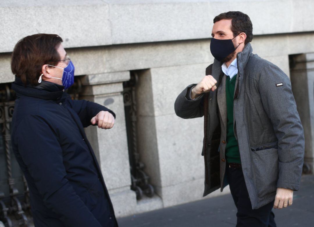 El presidente del PP, Pablo Casado, y el alcalde de Madrid, José Luis Martínez-Almeida, se saludan de camino a la exposición ‘Gregorio Ordóñez. La vida posible’, en Madrid. 