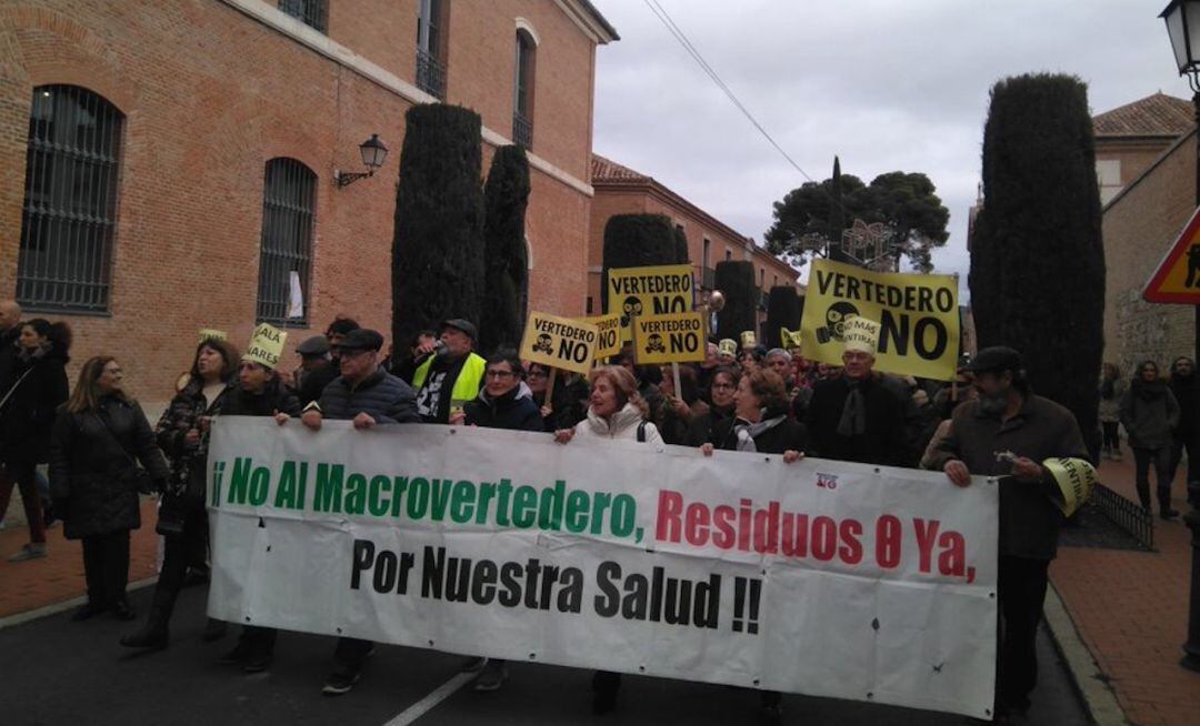 Vecinos de Alcalá de Henares y Villalbilla se manifiestan, este domingo, para exigir el cierre del vertedero al aire libre de la ciudad complutense.