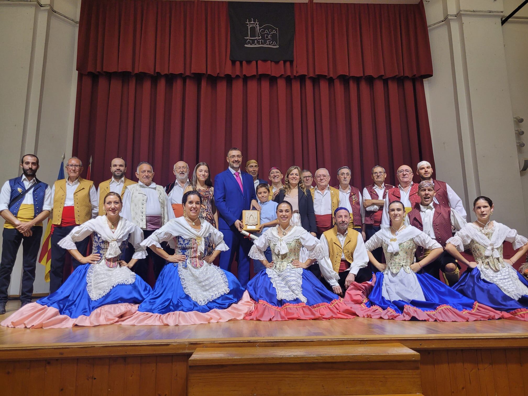 El premiado junto al Grup de Danses de Biar