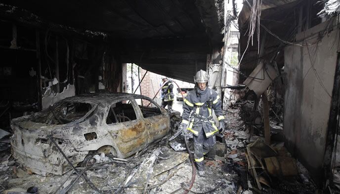 Bomberos franceses inspeccionan los daños dentro de un centro de ocio después de los enfrentamientos en Amiens.