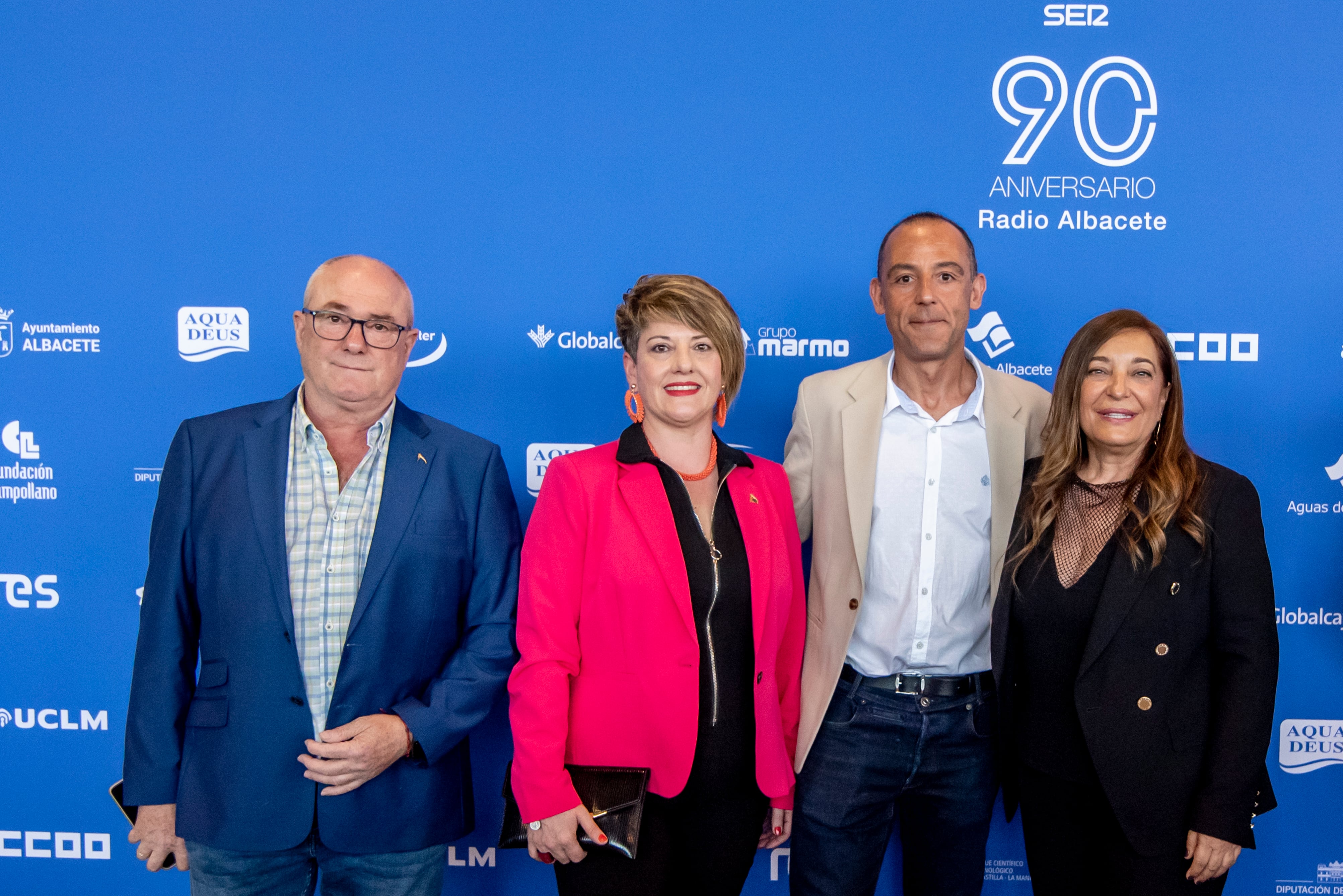El vicepresidente de la Asociación de Cuchillería y Afines (APRECU), Ramón Pareja, la presidenta de APRECU, Pilar Jiménez, el secretario de APRECU y la directora de Radio Albacete, Justina Gómez.