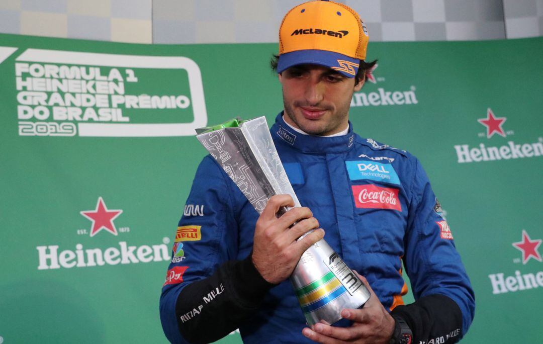 Carlos Sainz con el trofeo de tercer clasificado.