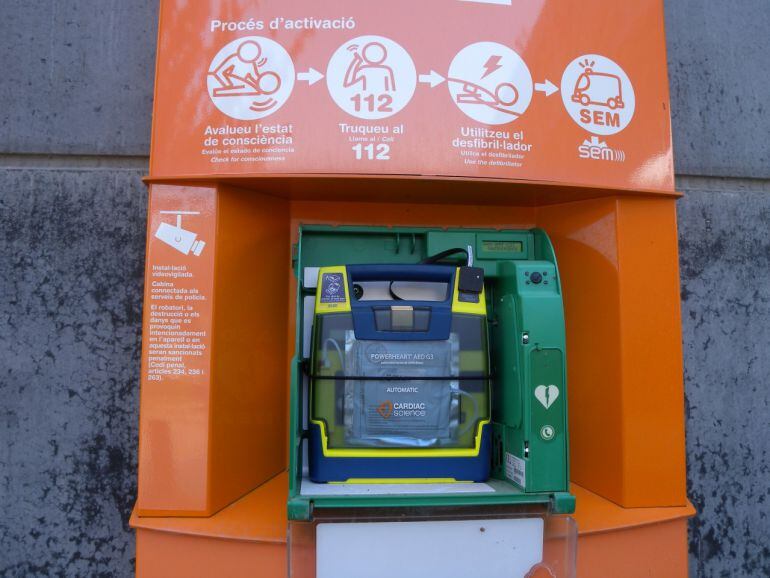 Un desfibril·lador instal·lat pel Dipsalut en un espai públic