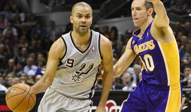 El base francés, defendido por el jugador de los Lakers Steve Nash en el segundo partido de los &#039;play-offs&#039;.