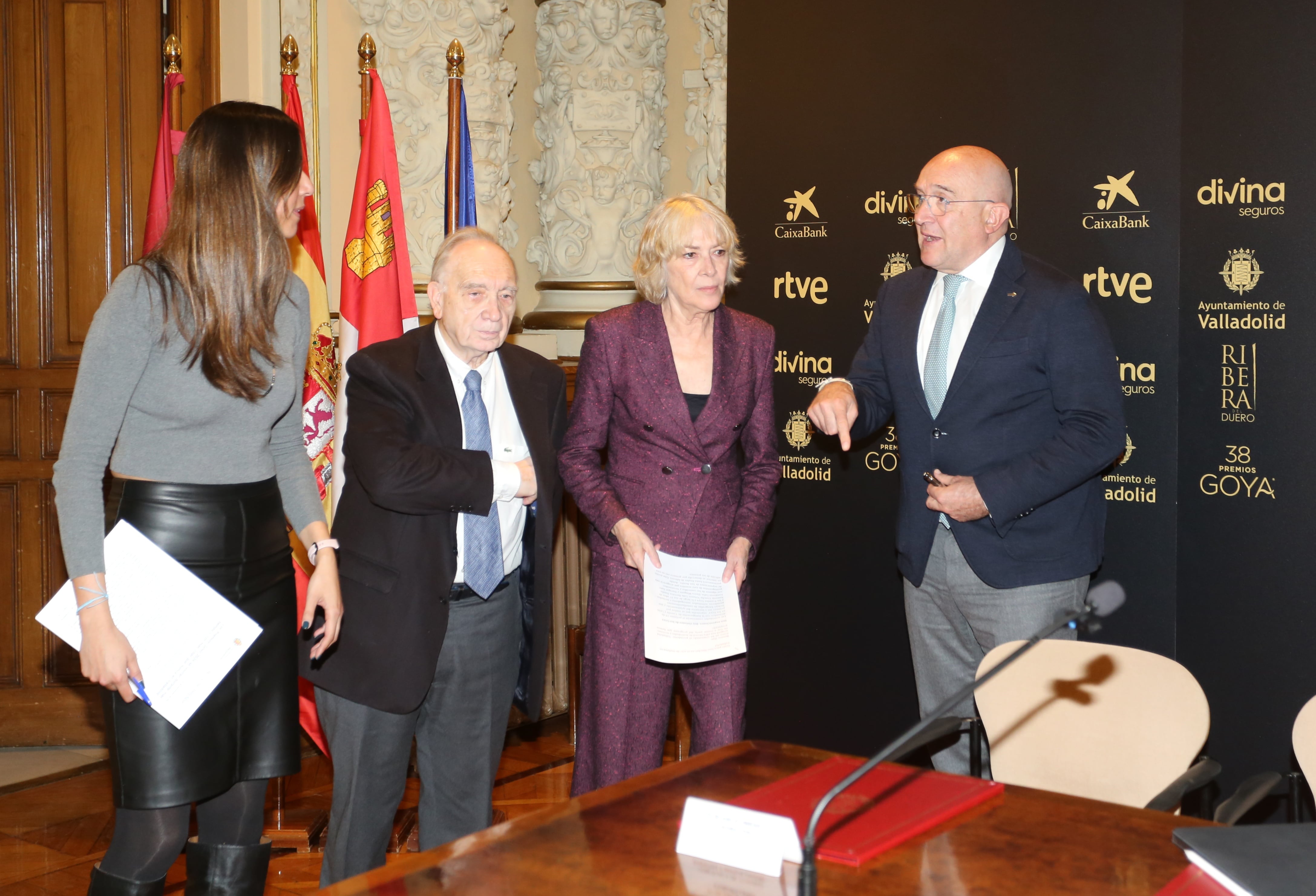 El presidente de la Academia de las Artes y las Ciencias Cinematográficas , Fernando Méndez-Leite; y el alcalde de Valladolid, Jesús Julio Carnero