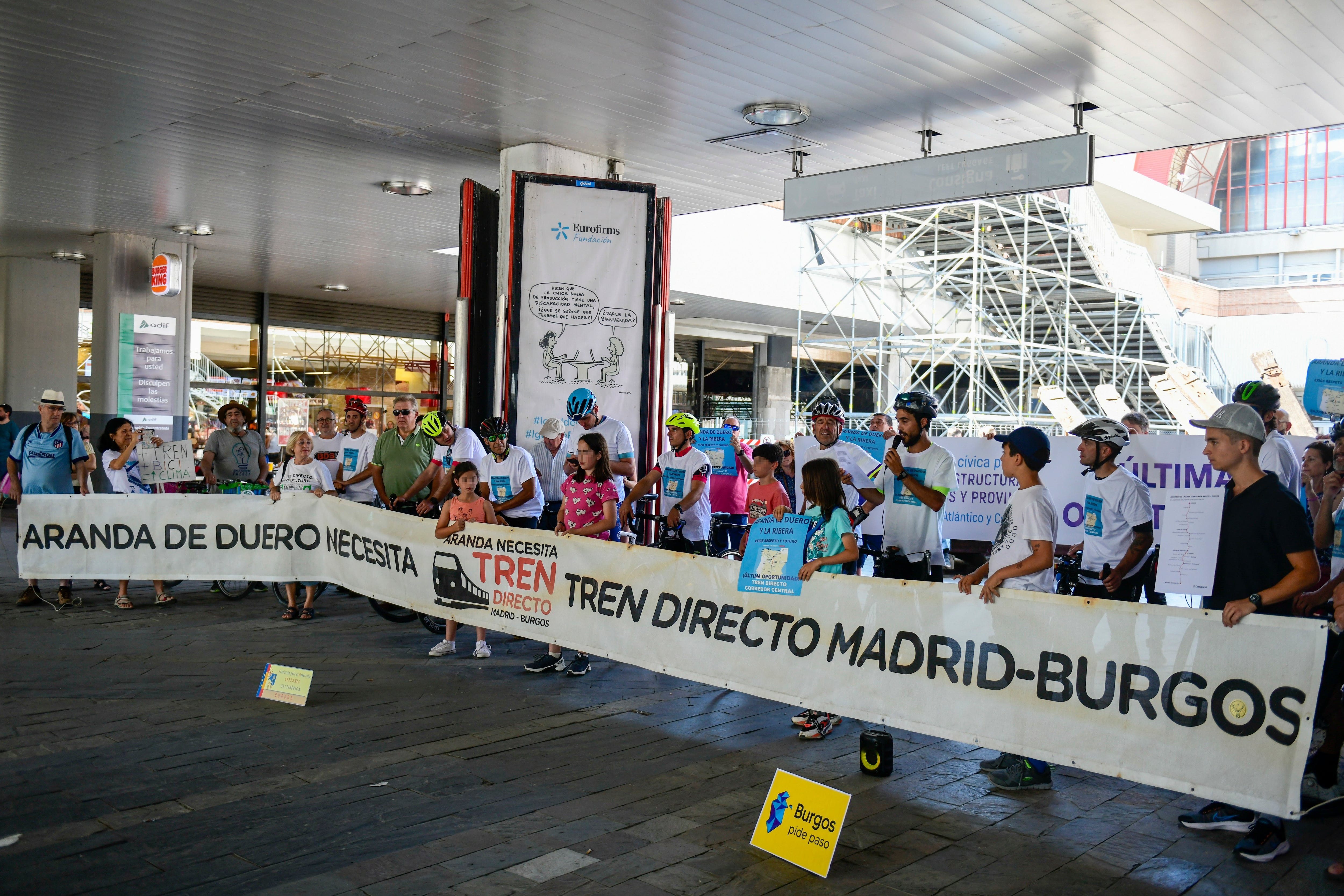 MADRID, 24/06/2023.- Concentración en la estación de Chamartín de Madrid, a la llegada de la marcha ciclista que ha partido desde Aranda de Duero (Burgos), para reivindicar la reapertura y puesta en funcionamiento de la línea de ferrocarril 102, el tradicional Directo, cerrada desde que en 2011 un derrumbe en el túnel de Somosierra dejó varada allí una bateadora que aún no ha sido retirada. EFE/ Victor Lerena
