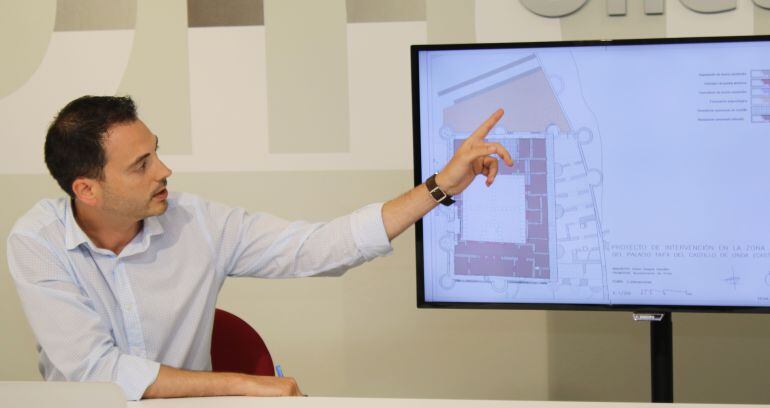 El alcalde de la ciudad, Ximo Huguet, explica el proyecto para reparar el Castillo