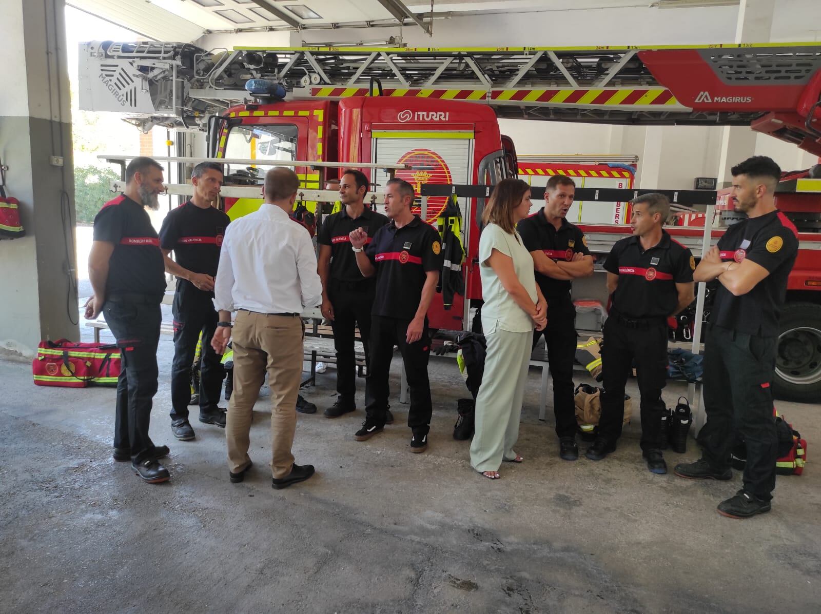 Aarón Cano y Sandra Gómez dialogan con los bomberos que prestaron sus servicios en los incendios de verano de la Comunitat