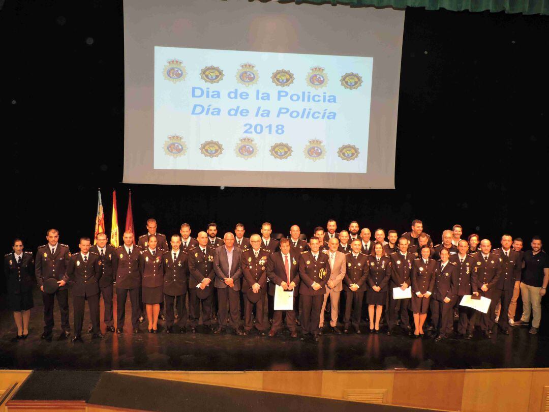 Foto de familia de los reconocidos y distinguidos en el acto institucional por el Día de la Policía 2018.