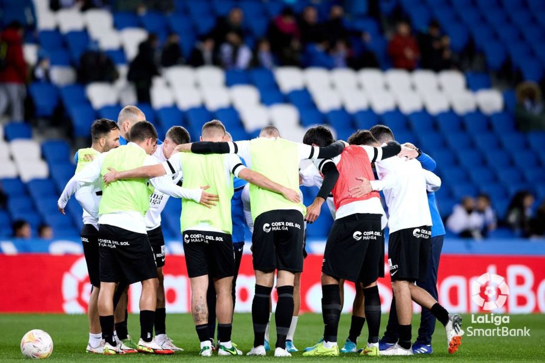 Los jugadores del Málaga hablan antes de empezar el partido ante la Real Sociedad B