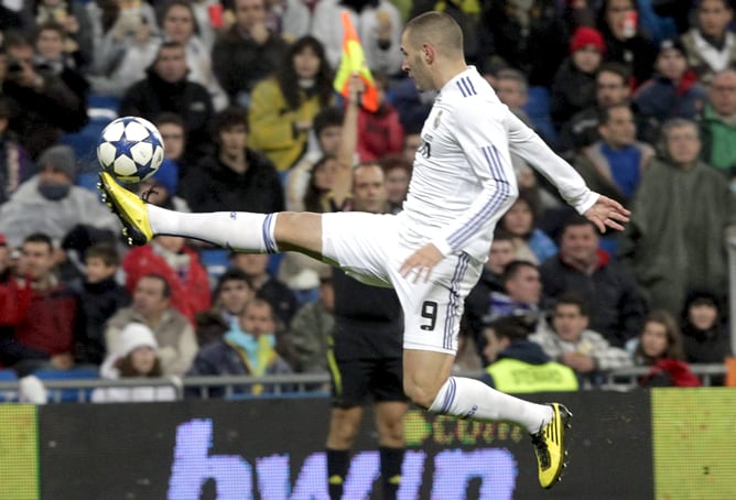 El delantero francés del Real Madrid Karim Benzema controla un balón durante el partido de ida de los octavos de final de la Copa del Rey ante el Levante, que ambos equipos están disputando esta noche en el estadio Santiago Bernabéu, en Madrid