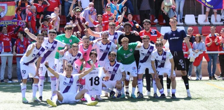 Los jugadores del Numancia celebran el triunfo en Cobeña ante su afición.