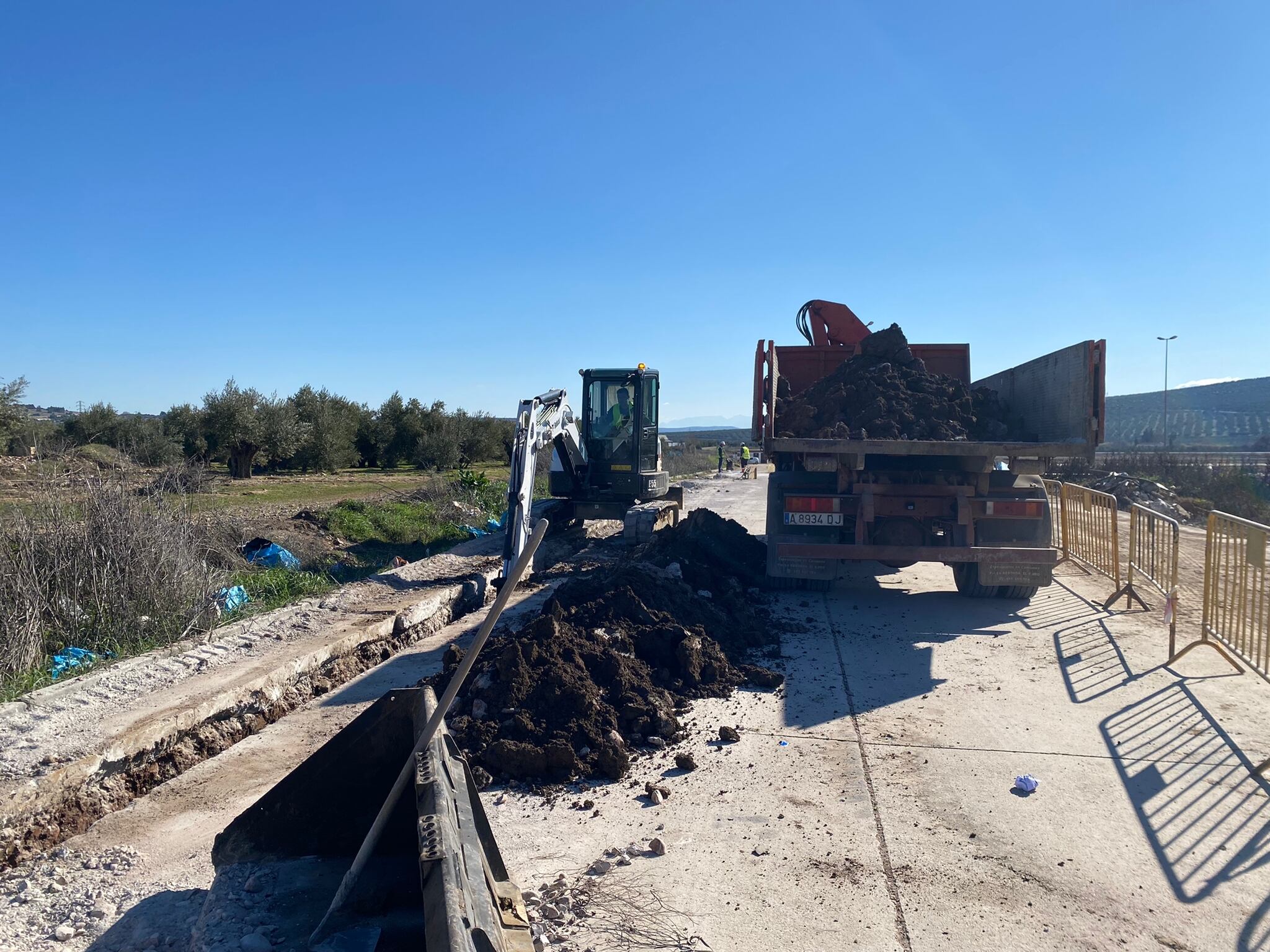 Obras de renovación de la red eléctrica interior del Polígono Industrial Las Calañas de Marmolejo.