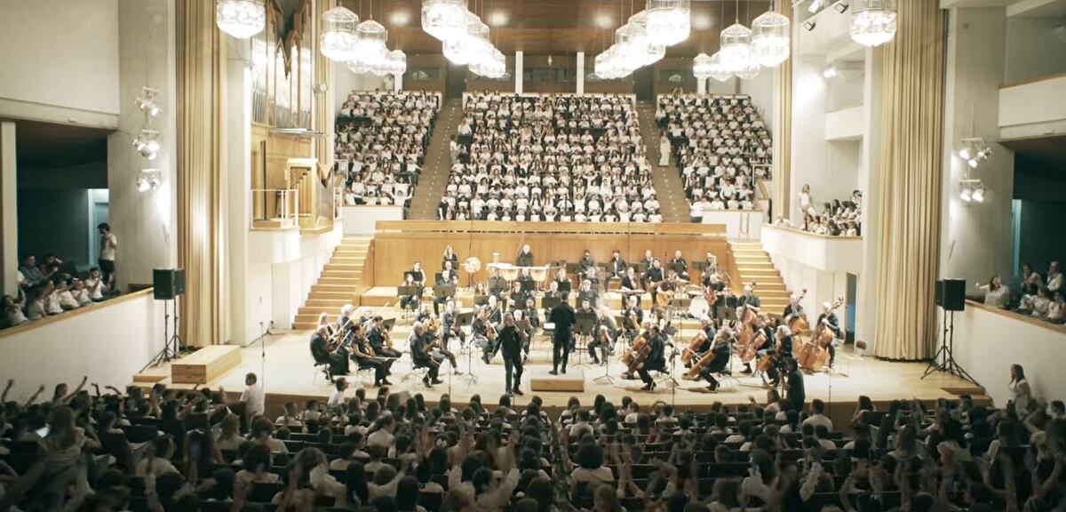 Miguel Ríos y 1.600 escolares cantan Santa Lucía y el Himno a la Alegría en el Auditorio Manuel de Falla de Granada
