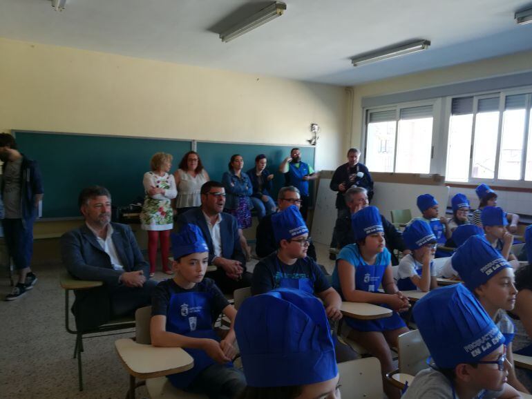 Imagen del acto, con varios cargos del PP rodeados de escolares