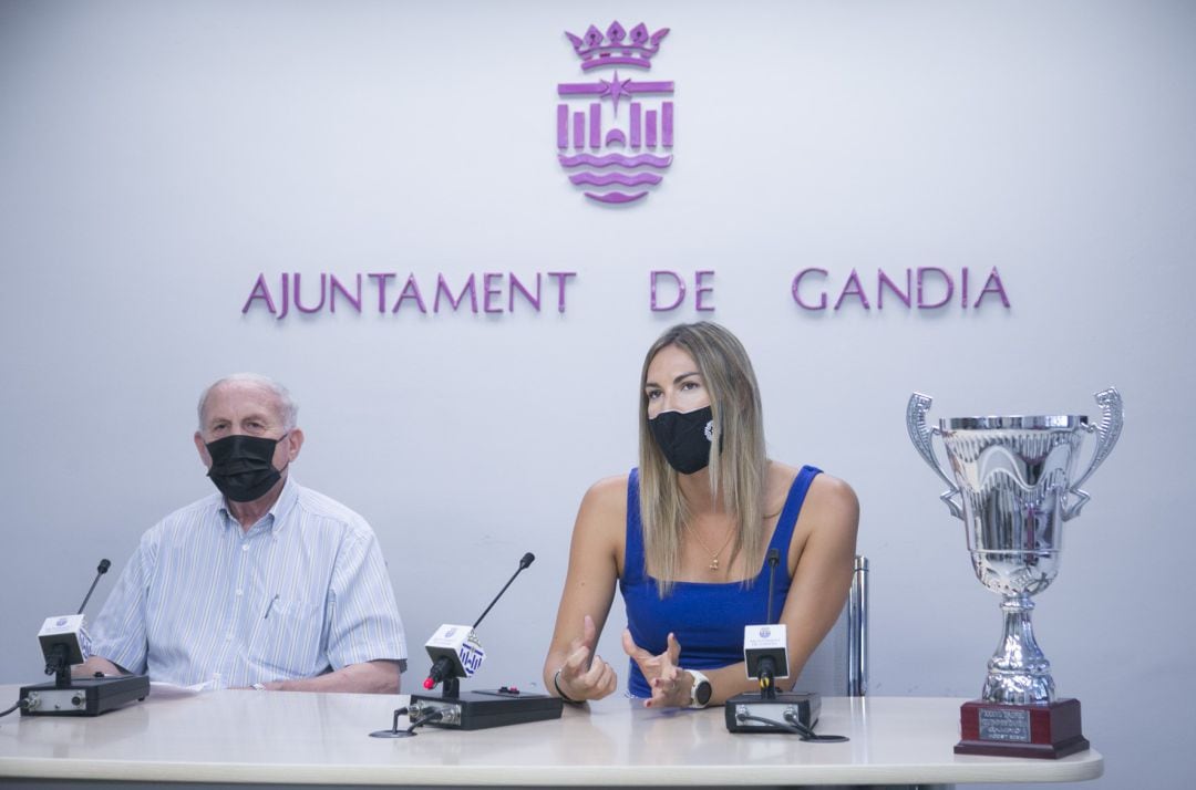 Jesus Sendra, presidente del CF Gandia, y Lydia Morant, concejala de Deportes de Gandia