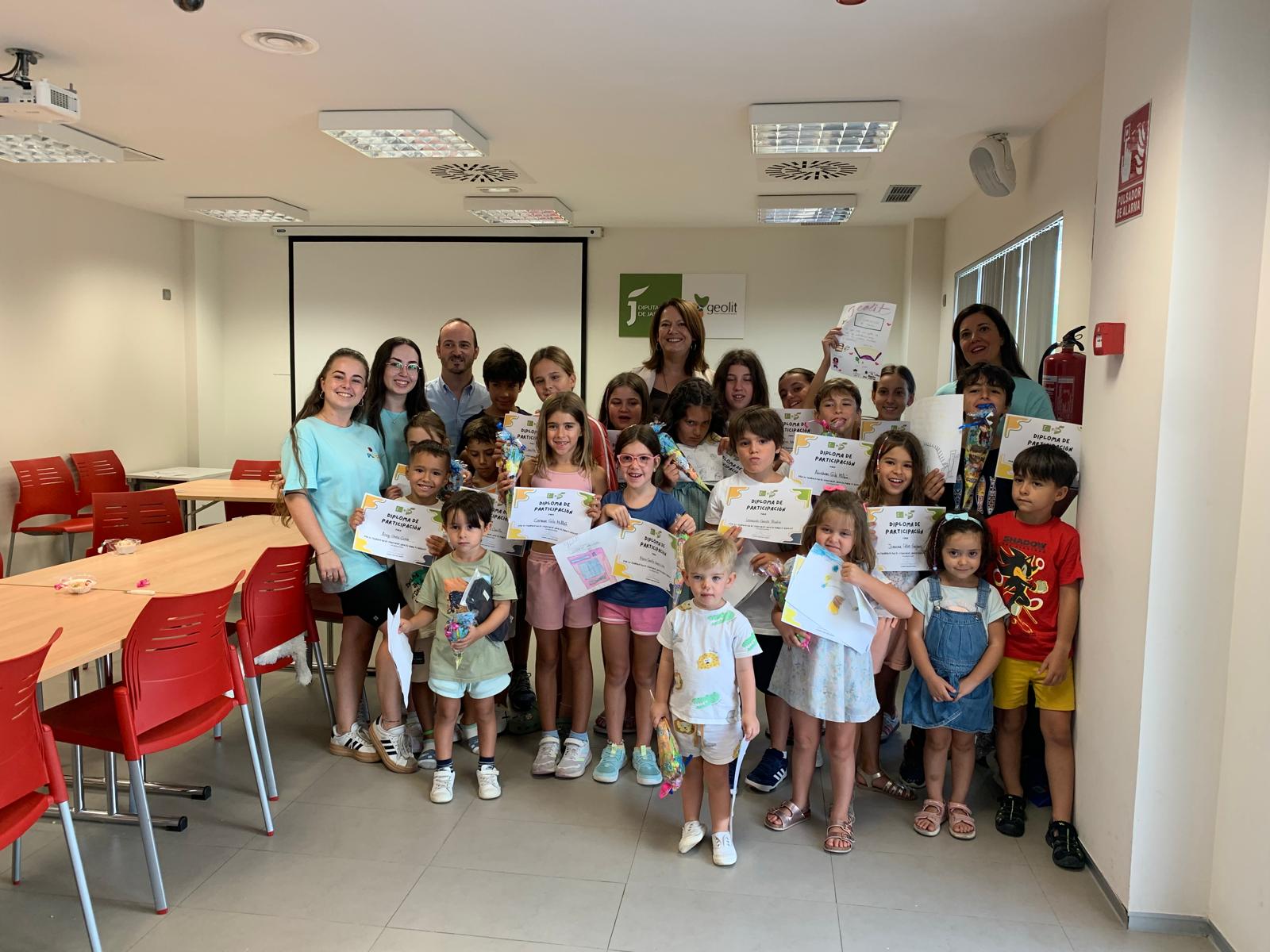 La diputada de Fondos Europeos y Geolit, Lourdes Martínez (centro), con los niños y niñas participantes del concurso.