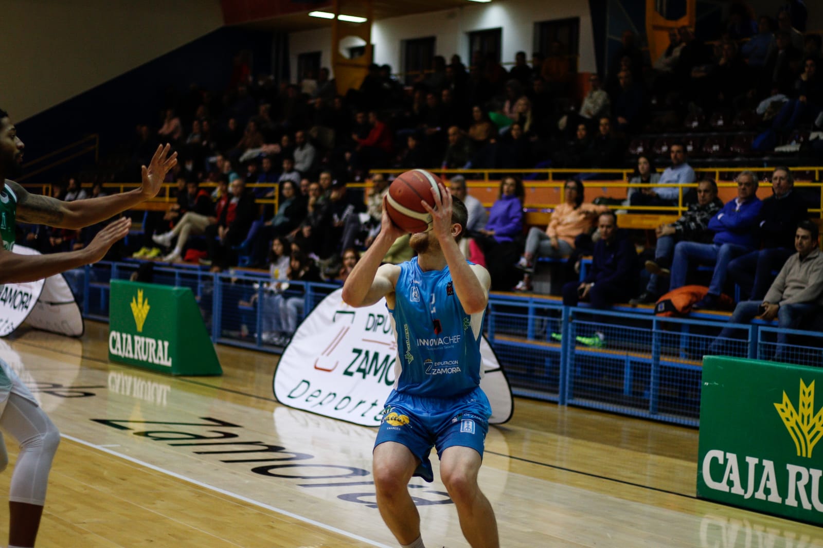 Jacob Round lanza a canasta