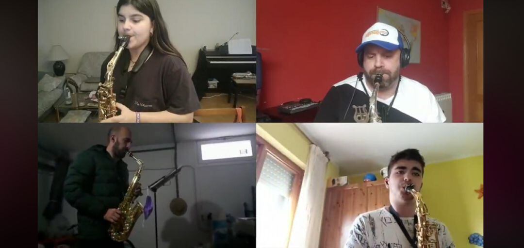 Varios de los participantes on line en la singular edición de la concentración de charangas de Peñafiel.