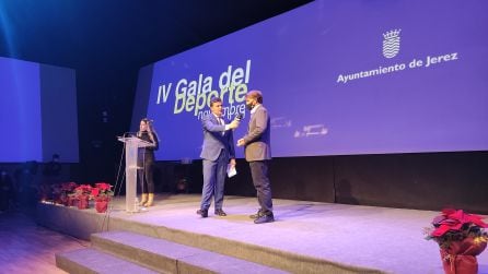 Paco Doña recibe el Trofeo durante la Gala