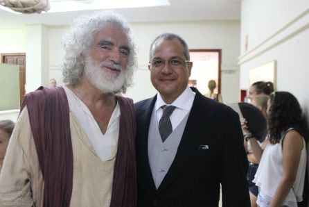 Santiago Ule como caballero portaestandarte a la izquierda con José Antonio Román mestre de Capella del Misteri d'Elx