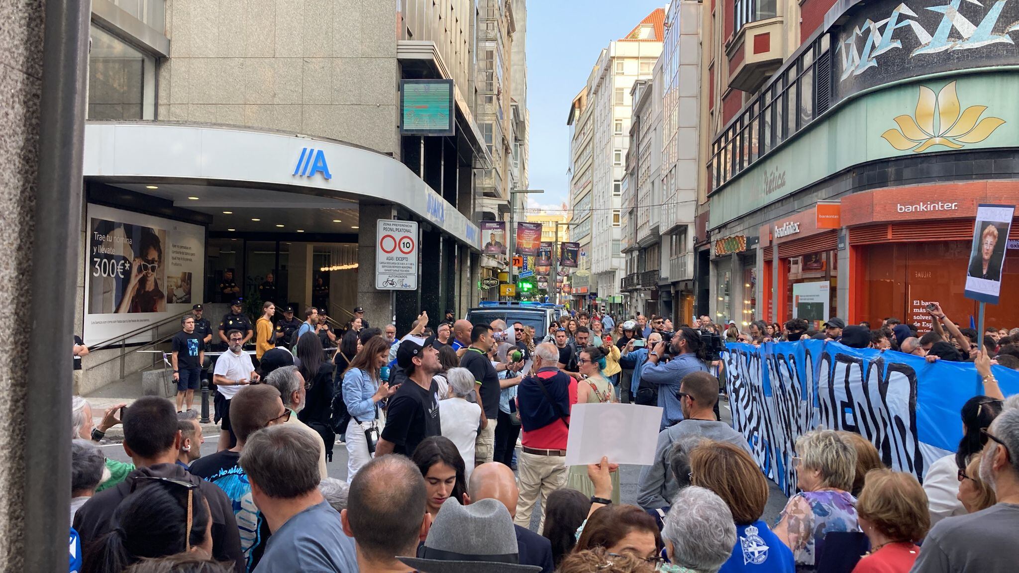 Aficionados del Deportivo ante la sede de Abanca