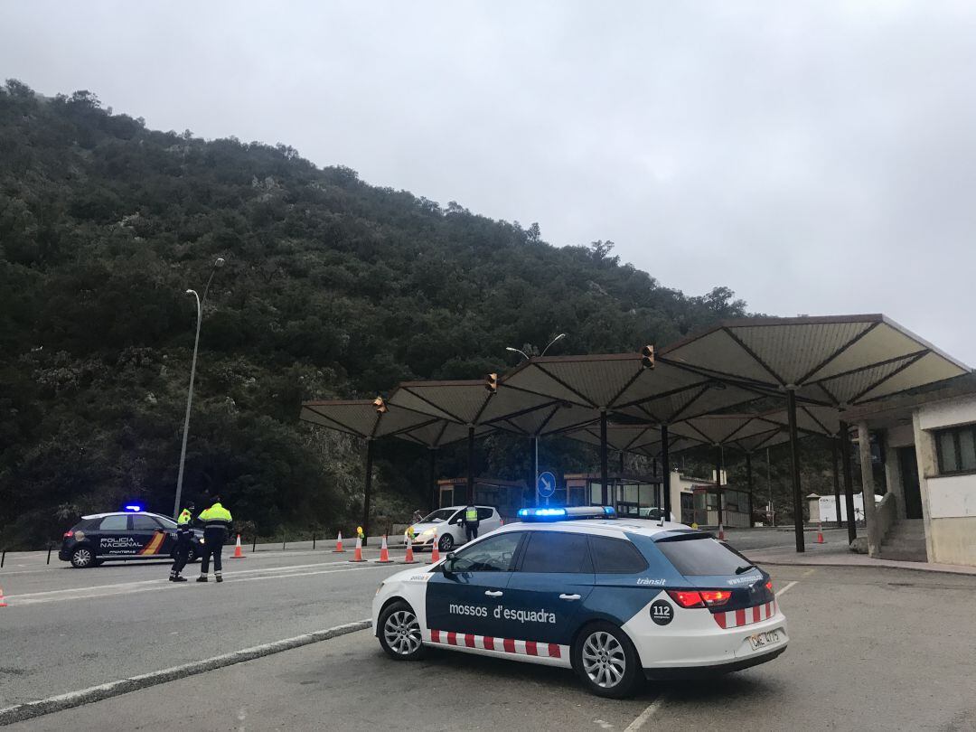 Controls policials al pas fronterer de la Jonquera per la N-II a causa de l'estat d'alarma el 17 de març