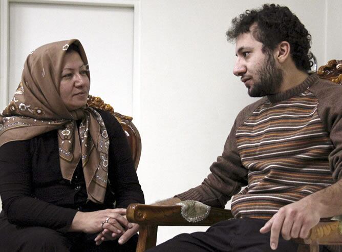 Imagen cedida por la cadena iraní Press TV de Sakineh Ashtiani, ciudadana iraní condenada a morir lapidada por cometer adulterio, conversando con su hijo en un lugar no revelado de Tabriz, noroeste de Irán, el 4 de diciembre de 2010