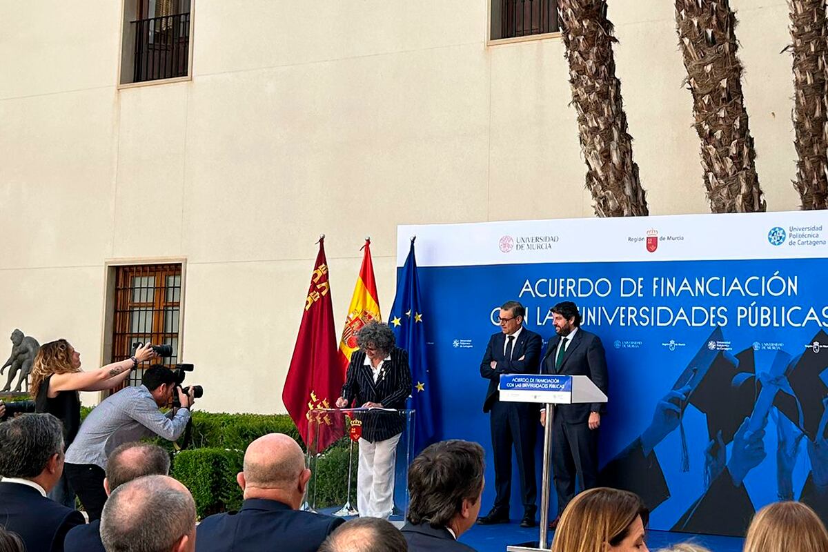 Beatriz Miguel, rectora de la UPCT, durante la firma del acuerdo de financiación de las universidades públicas de la Región de Murcia.