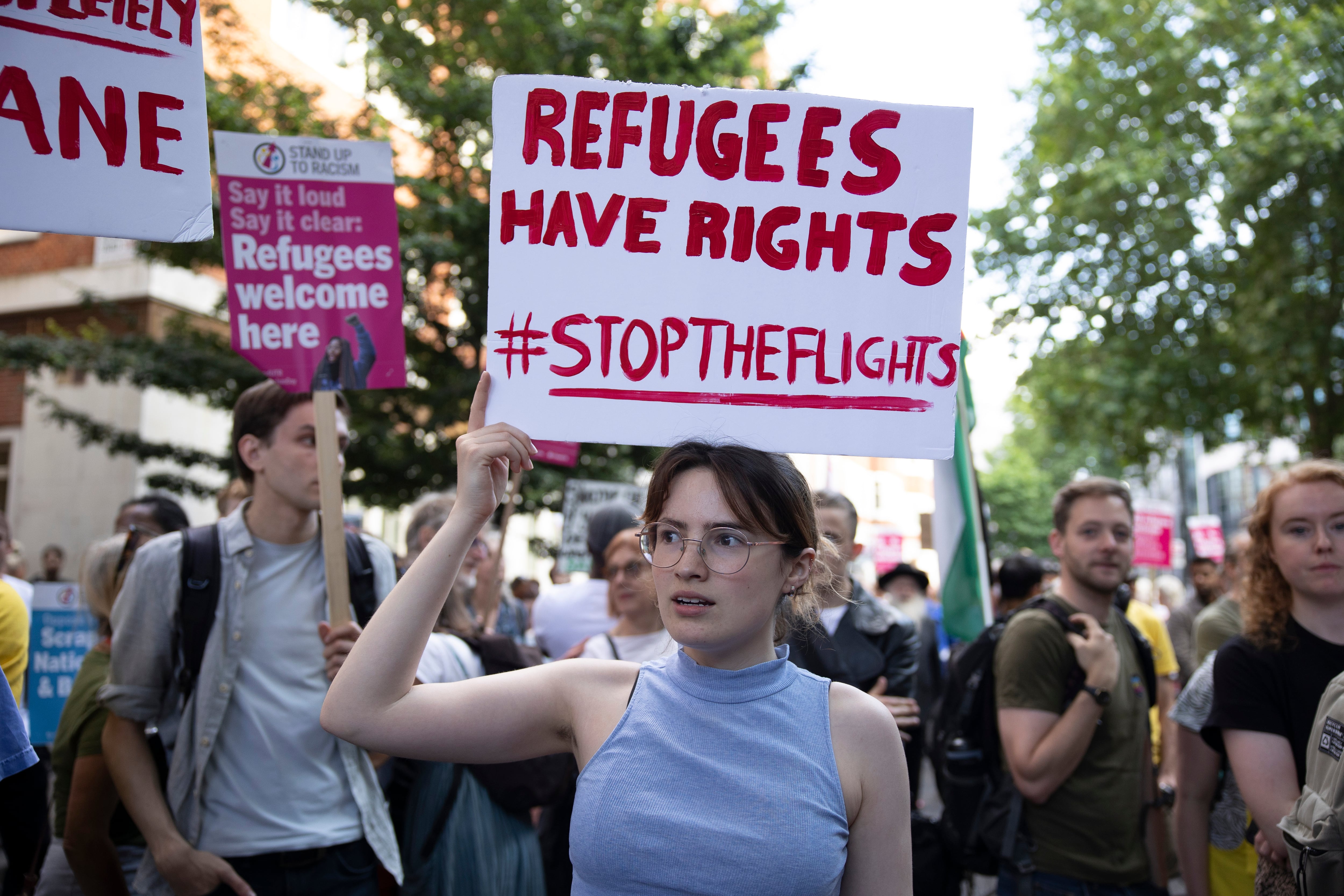 Cientos de personas protestan en Londres contra la medida de Johnson de deportar migrantes a Ruanda