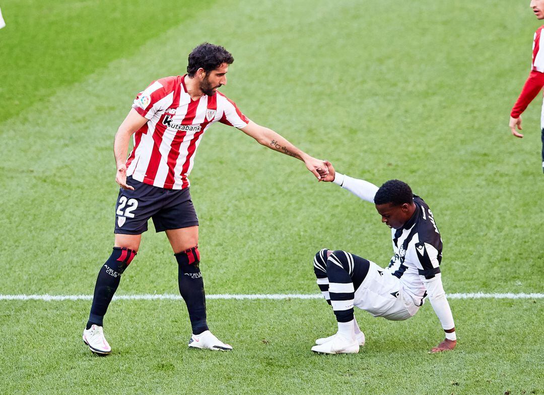 Según informa el club bilbaíno, &quot;en la misma tarde de hoy domingo&quot;, tras el partido ante el Levante, &quot;han comenzado las labores de preparación&quot; del campo &quot;con la entrada de la maquinaria y la realización de varias pruebas antes de iniciar a primera hora de mañana, lunes, los trabajos de levantamiento del actual césped&quot;. 