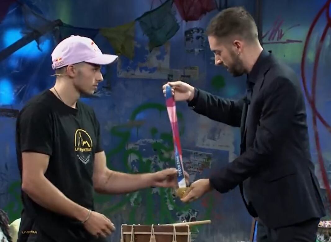 Alberto Ginés muestra su medalla olímpica a David Broncano. Fuente: captura de pantalla de 'La Resistencia'.