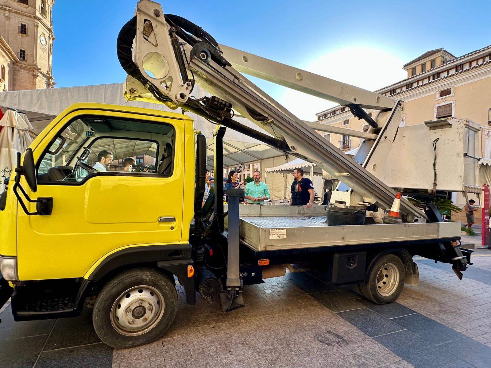 Plataforma elevadora para revisar tejados y fachadas de edificios de Lorca