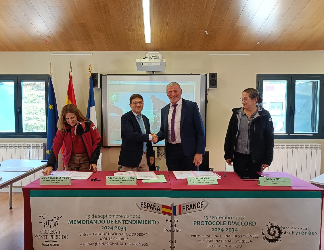 Momento de la firma de memorandum entre Ordesa y el Parque Nacional de los Pirineos en Francia