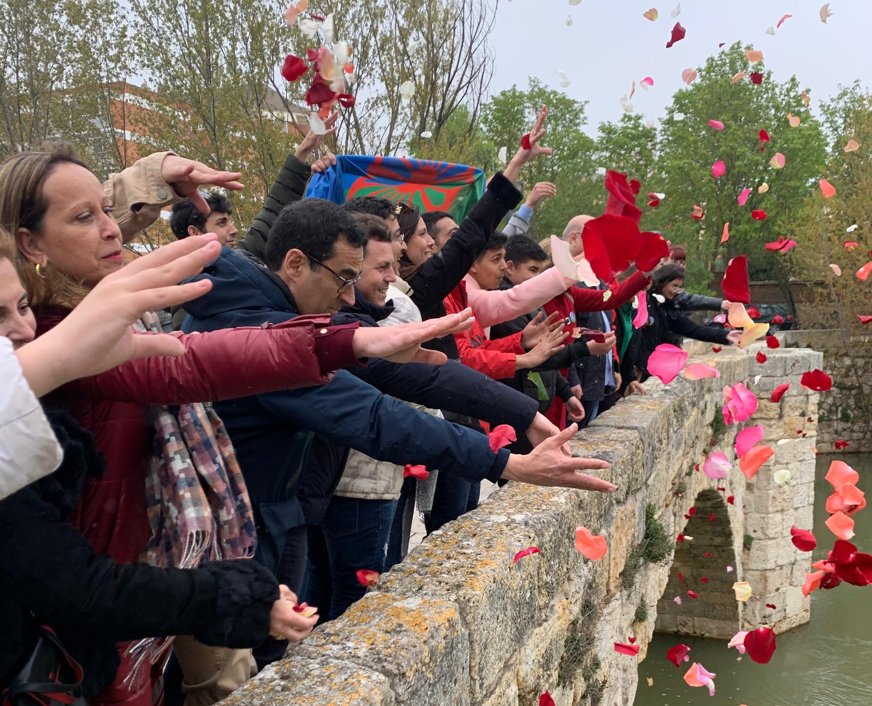 Tradicional ceremonia de lanzamiento de pétalos al río, en Puentecillas, con motivo del Día del Pueblo Gitano en Palencia