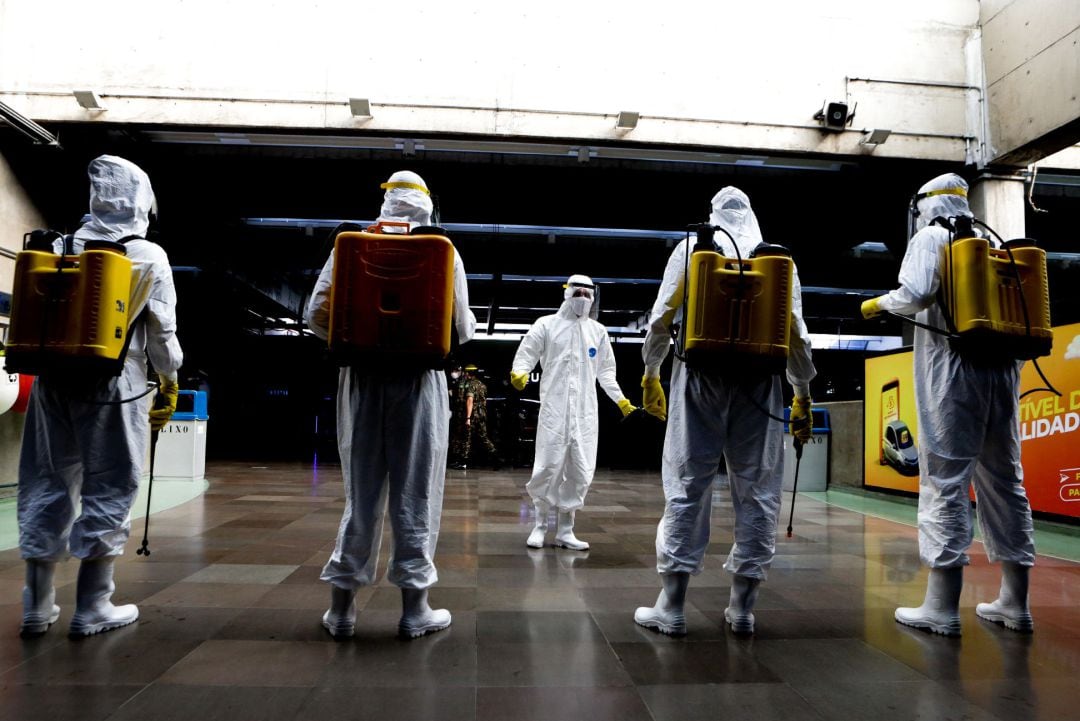 Miembros de las fuerzas armadas con trajes de protección frente al coronavirus en Sao Paulo.