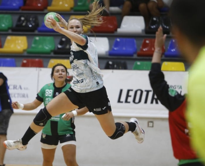 La jugadora del CBM Elche, Lisa Oppedal, se dispone a lanzar a portería en un partido de esta temporada