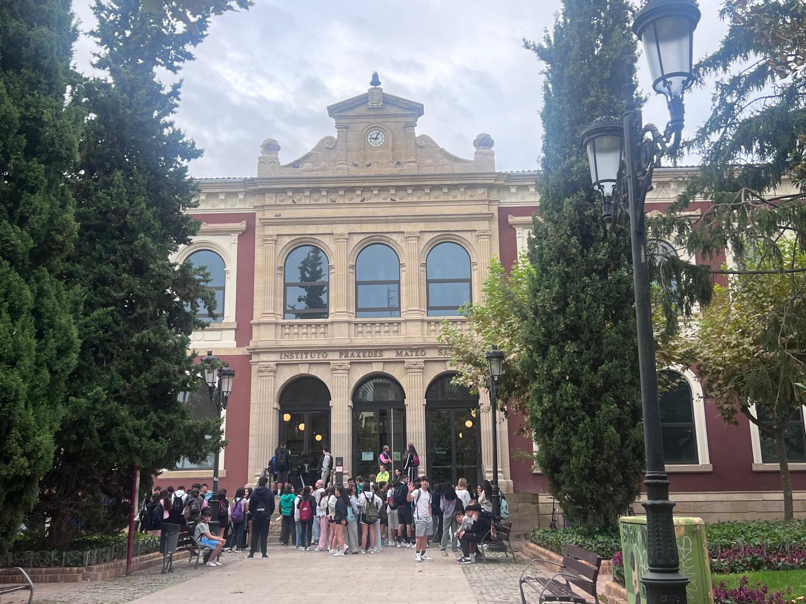 Puerta de acceso al IES Sagasta en Logroño.