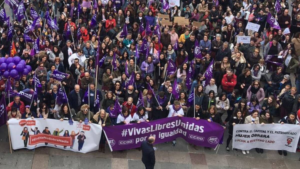 Cientos de personas secundan la huelga feminista