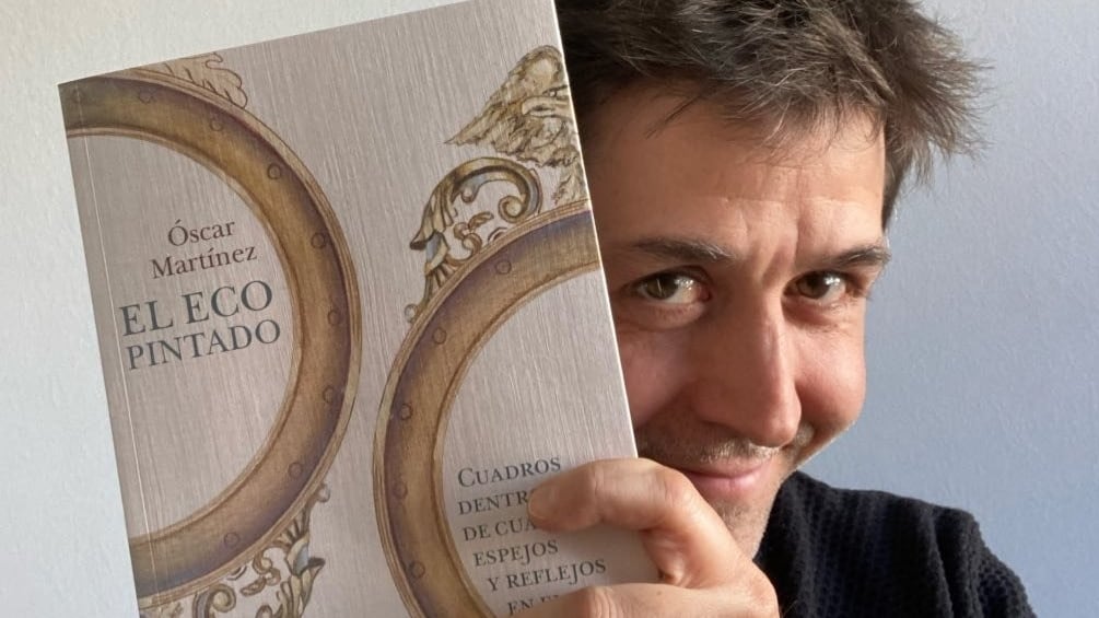 El escritor Óscar Martínez junto a su libro &quot;El eco pintado&quot;